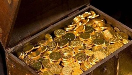 أرملة بريطانية تكتشف كنزًا بـ113 ألف جنيه أخفاه زوجها في علبة بسكويت منذ 50 عامًا