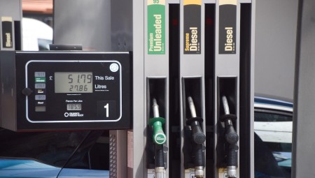 ملئ سيارة عائلية متوسطة بالديزل يكلف نحو 110 جنيهات إسترلينية!!