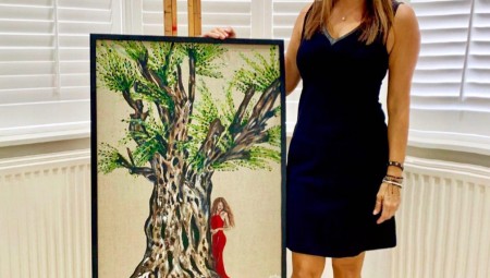 التشكيلية كريستين صالح: لوحاتي دعوة لتلاحم الإنسان بالطبيعة في عالم الماديات